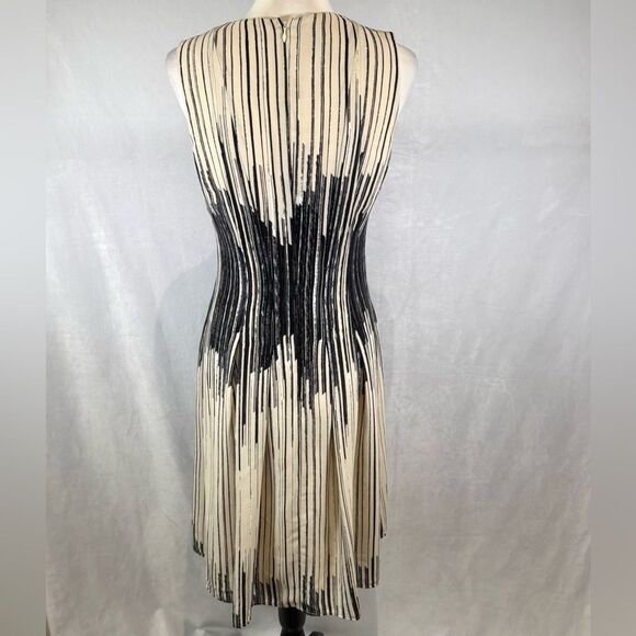 Anne Klein cream and black flattering pleated waist abstract print dress size 2 - Picture 5 of 8